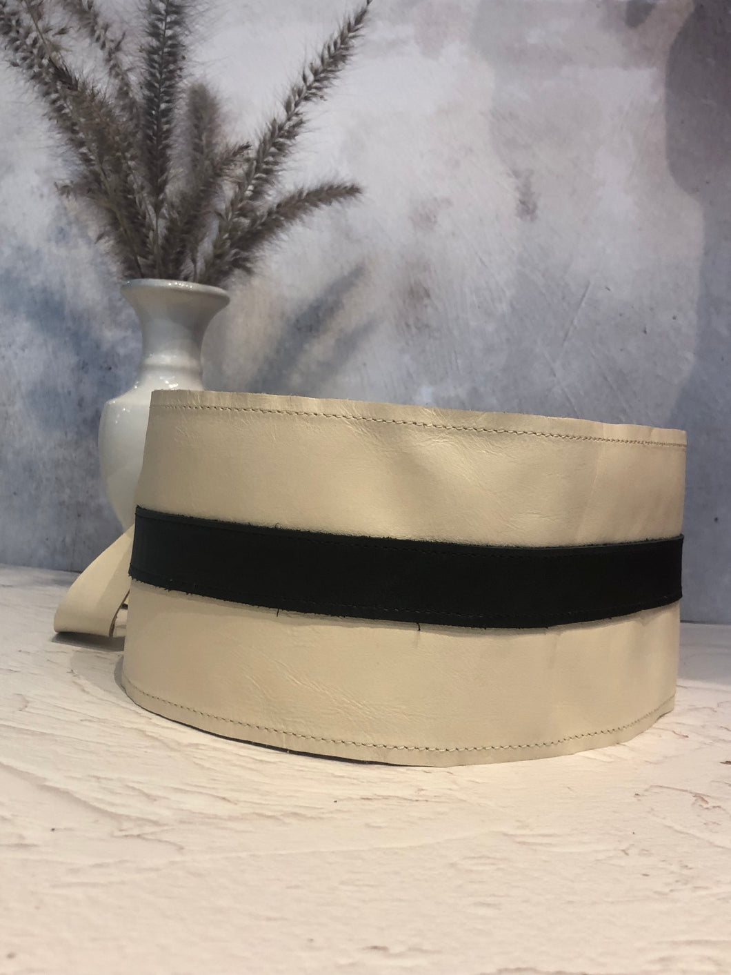 Cinturón blanco línea negra