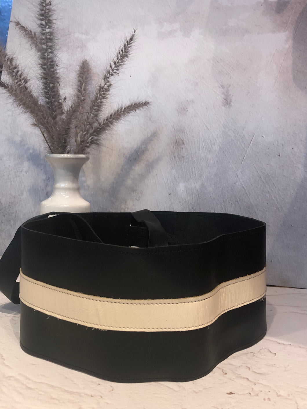 Cinturón negro con línea blanca