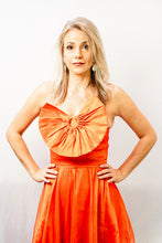 Cargar imagen en el visor de la galería, Vestido naranja con flor
