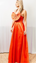 Cargar imagen en el visor de la galería, Vestido naranja con flor
