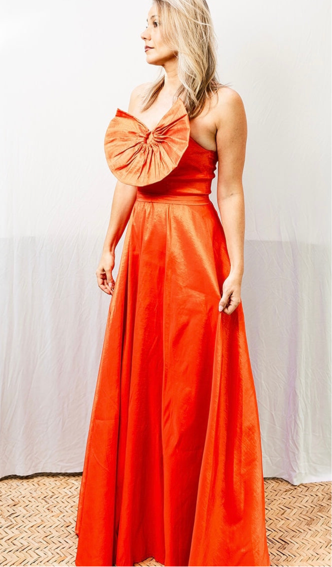 Vestido naranja con flor