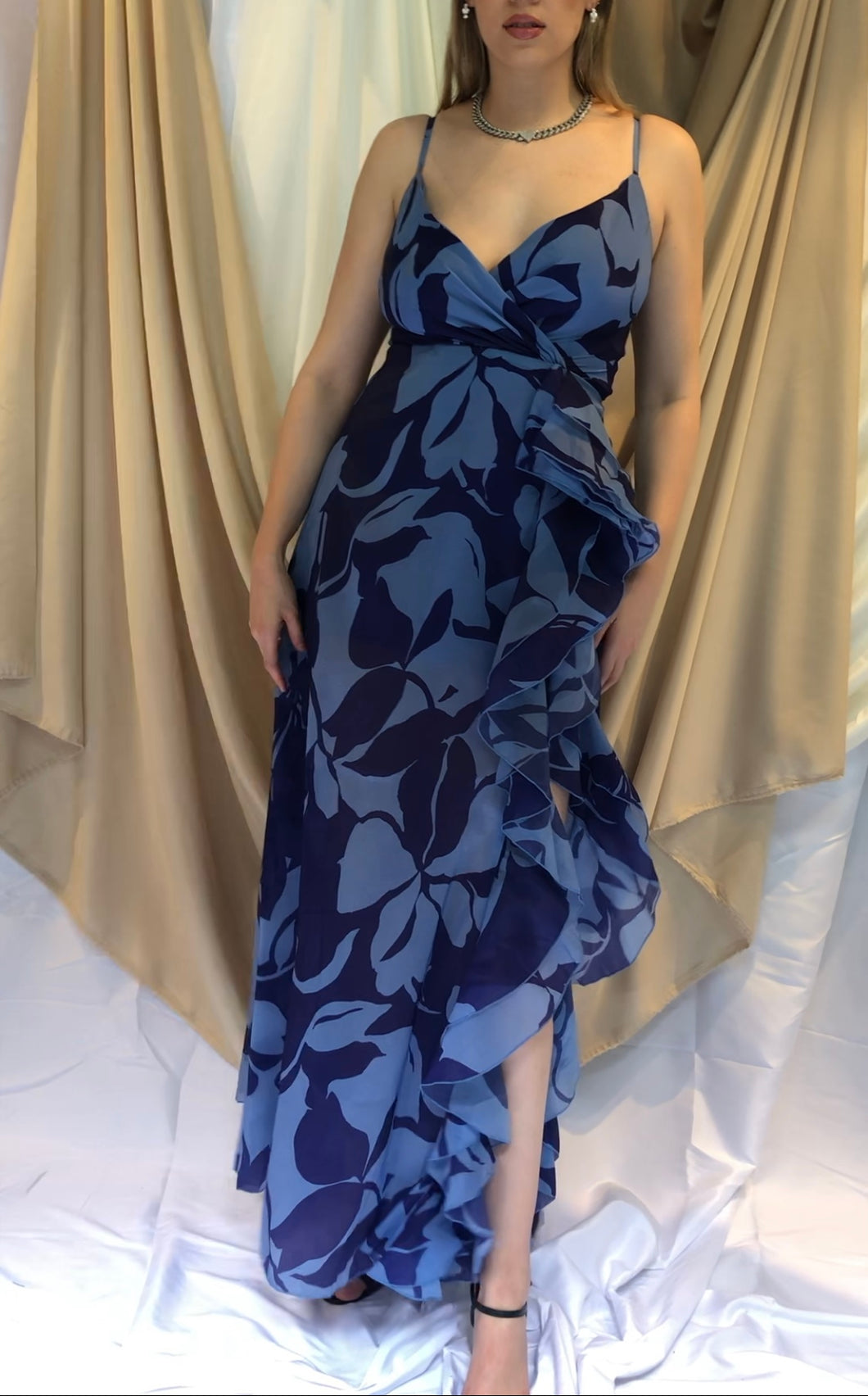 Vestido azul con flores Aura