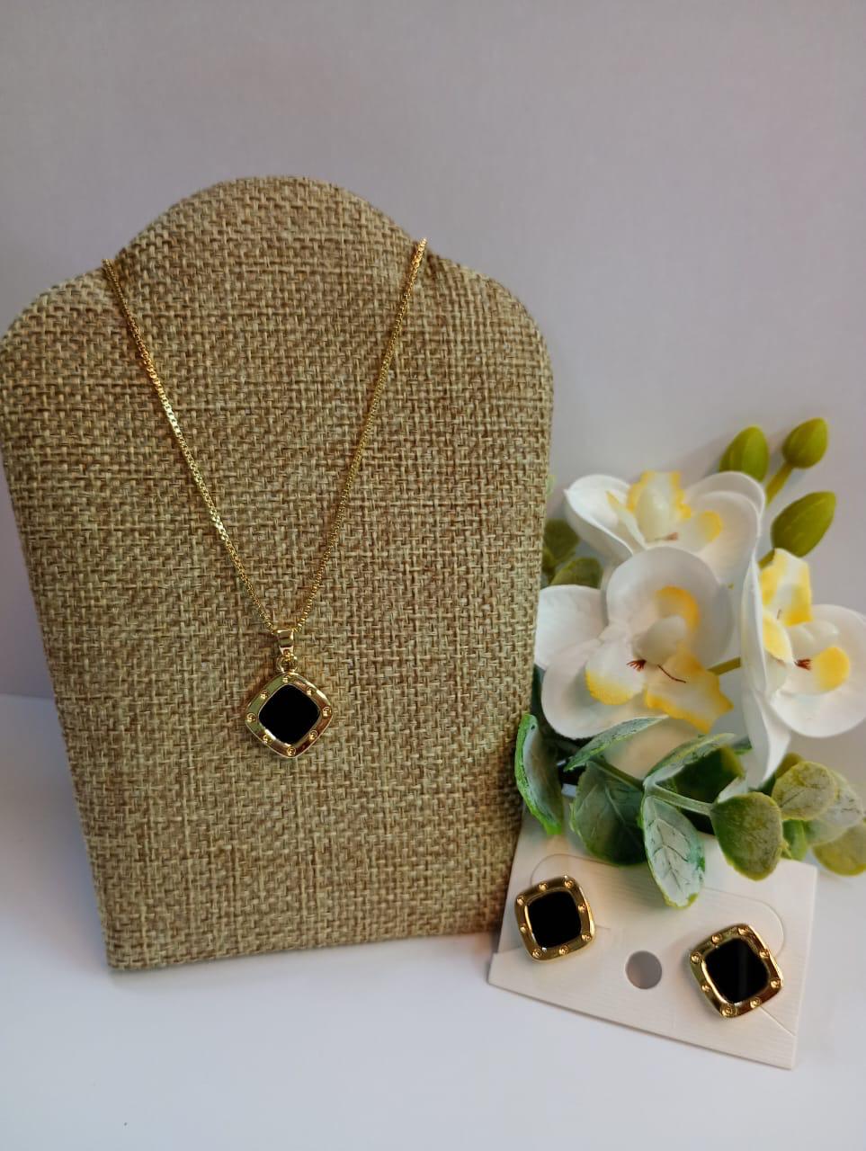 Juego de aretes y collar negro